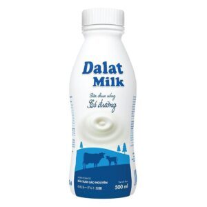 chai sữa chua uống Dalat Milk có đường 500ml trên nền trắng