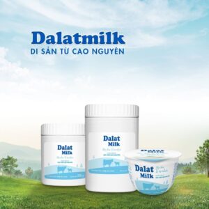 hình ảnh 3 hũ sữa chua ăn Dalat Milk loại 100g, 500g và 1kg tất cả đều là sản phẩm không đường. 3 Sản phẩm đang ở trên bãi cỏ xanh, phía sau là khung trời đẹp.