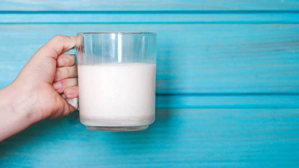 hướng dẫn cách hâm nóng sữa tươi tại nhà